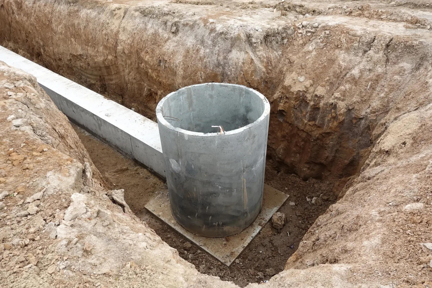 CMD GrünBau - Garten- und Landschaftsbau - Verlegung von Versorgungsunternehmen. Betonbrunnen für im Boden vergrabene Kommunikation